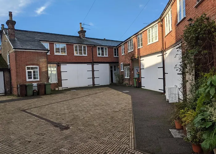 Lovely Stable Mews In Hidden Location