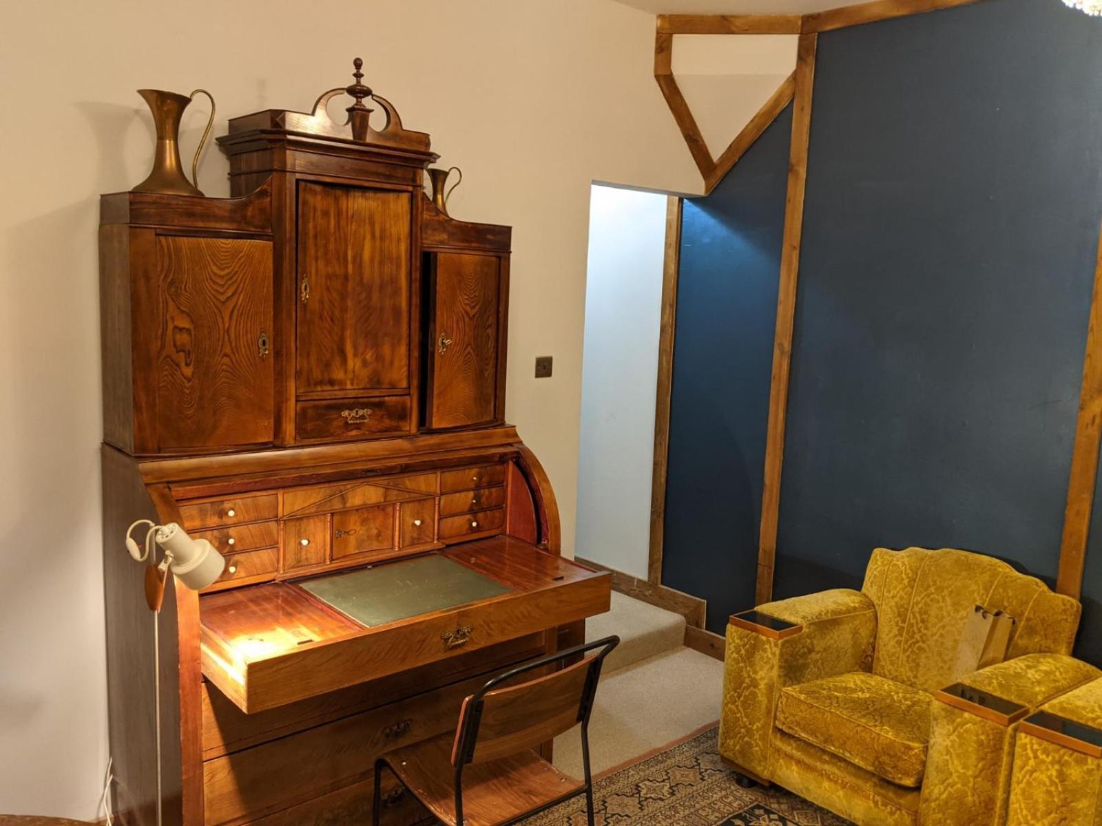 Lovely Stable Mews In Hidden Location *